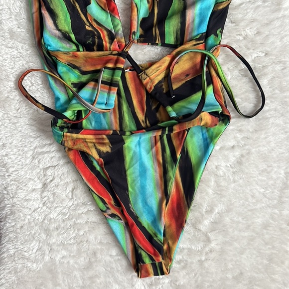 PRETTY LITTLE THING: Green Abstract Print Cut Out Adjustable String Swimsuit - Picture 5 of 7